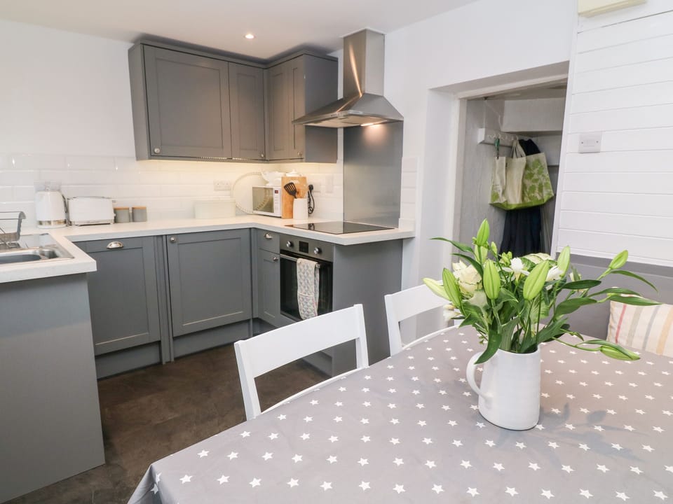 Cottage | Private kitchen | Fridge, dishwasher, toaster, cookware/dishes/utensils