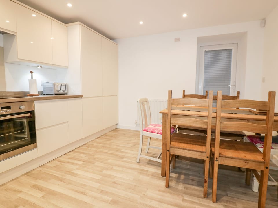 Cottage | Private kitchen | Fridge, microwave, dishwasher, electric kettle