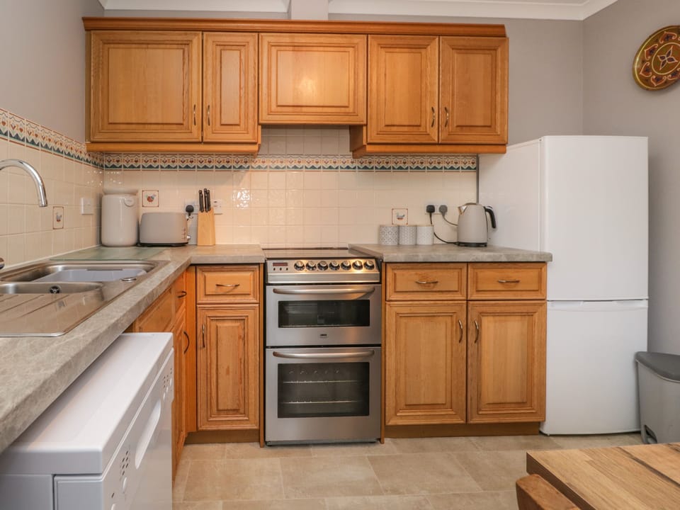 Cottage | Private kitchen | Fridge, dishwasher, electric kettle, toaster