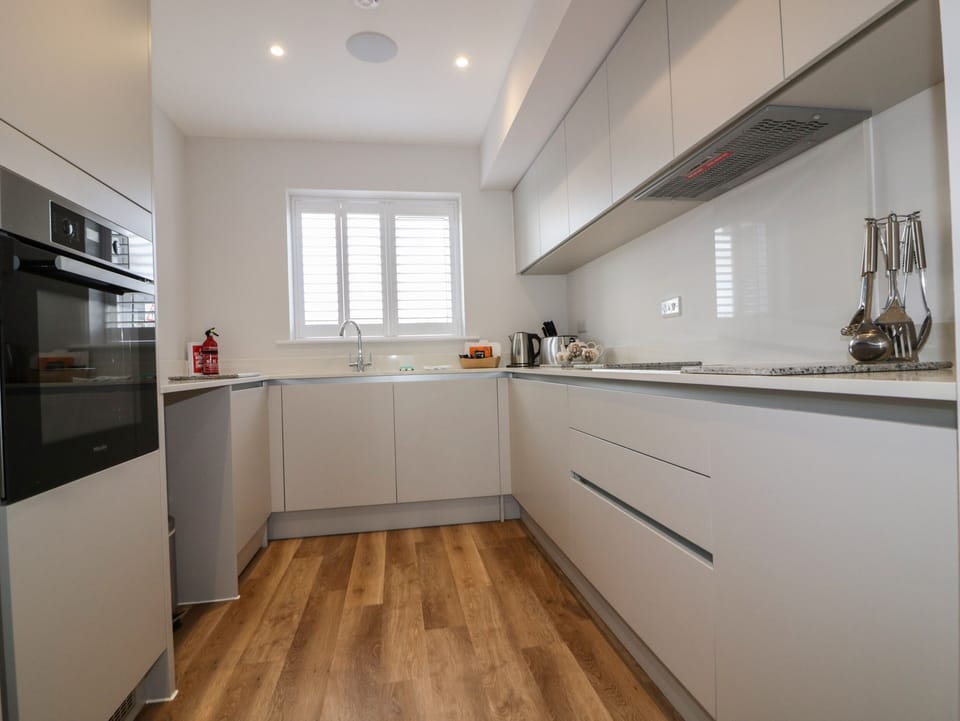 Cottage | Private kitchen | Fridge, microwave, dishwasher, cookware/dishes/utensils
