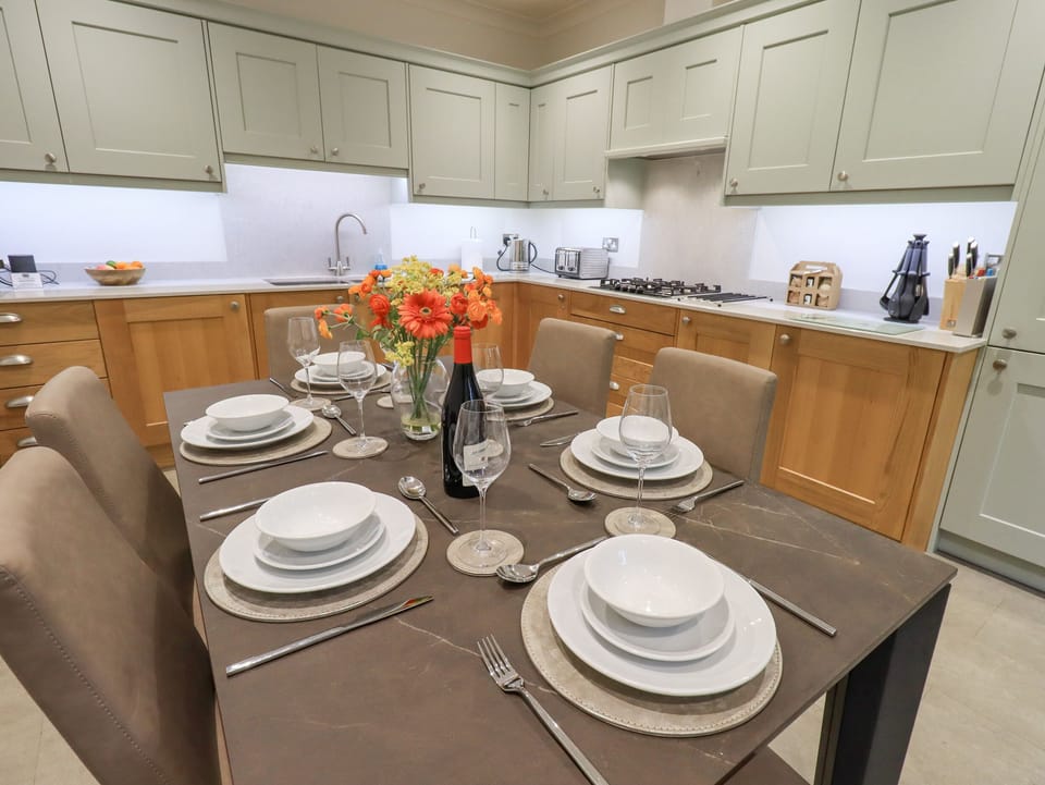 Cottage | Dining