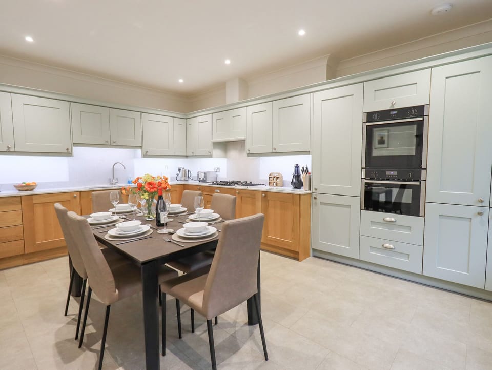 Cottage | Private kitchen | Fridge, microwave, dishwasher, cookware/dishes/utensils