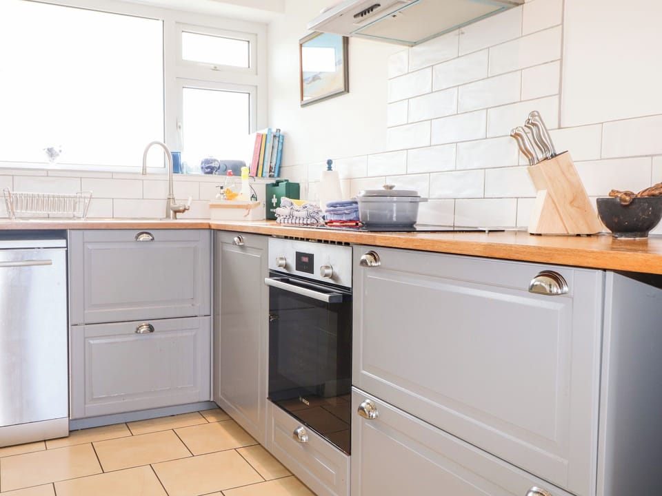 Cottage | Private kitchen | Fridge, microwave, dishwasher, electric kettle