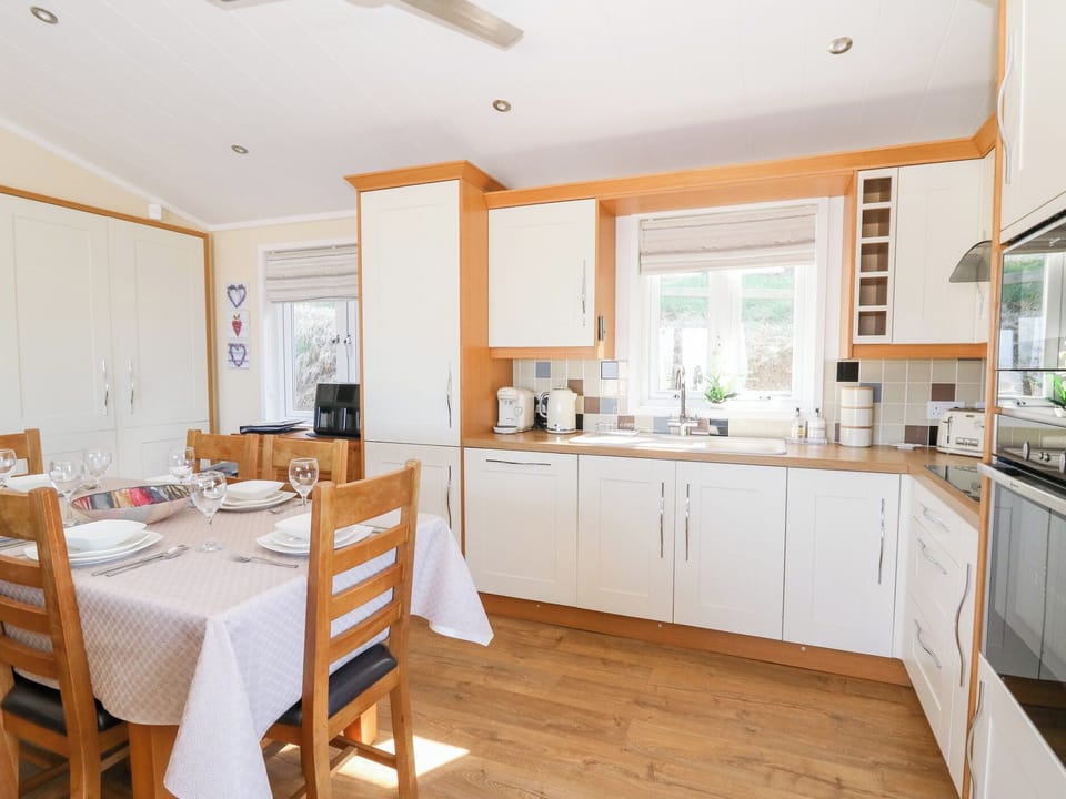 Cottage | Private kitchen | Fridge, microwave, dishwasher, electric kettle