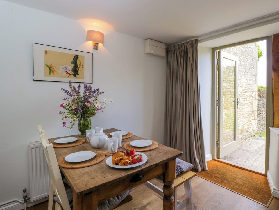 Cottage | Dining