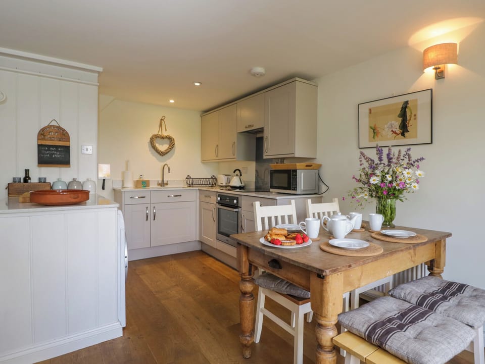 Cottage | Dining