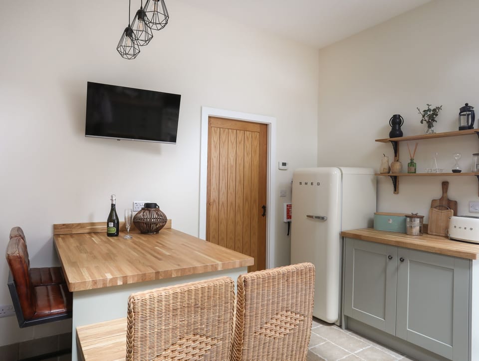 Cottage | Private kitchen | Fridge, dishwasher, electric kettle, toaster