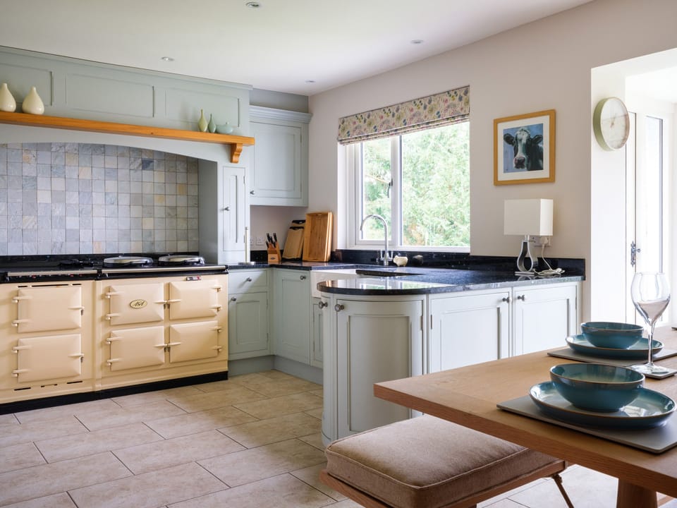 Cottage | Private kitchen | Fridge, dishwasher, cookware/dishes/utensils