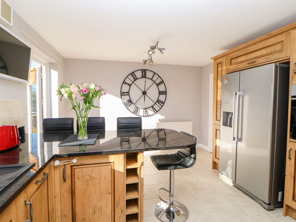 Cottage | Private kitchen | Fridge, dishwasher, electric kettle, toaster