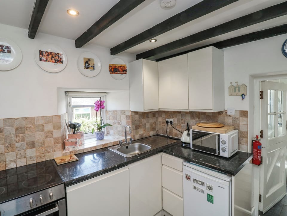 Cottage | Private kitchen | Fridge, microwave, dishwasher, electric kettle