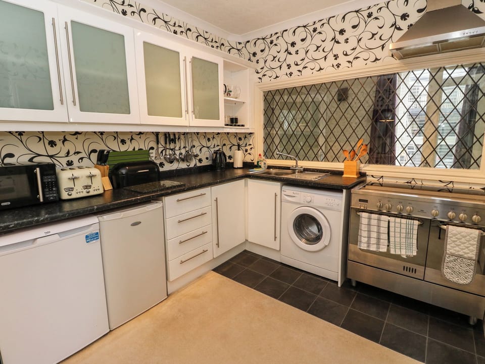 Cottage | Private kitchen | Fridge, electric kettle, toaster, cookware/dishes/utensils