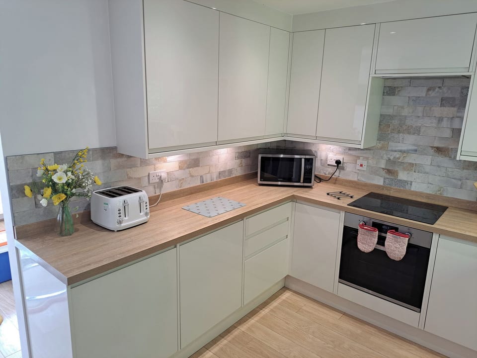 Cottage | Private kitchen | Fridge, microwave, dishwasher, cookware/dishes/utensils