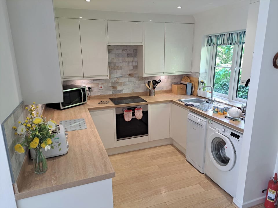 Cottage | Private kitchen | Fridge, microwave, dishwasher, cookware/dishes/utensils