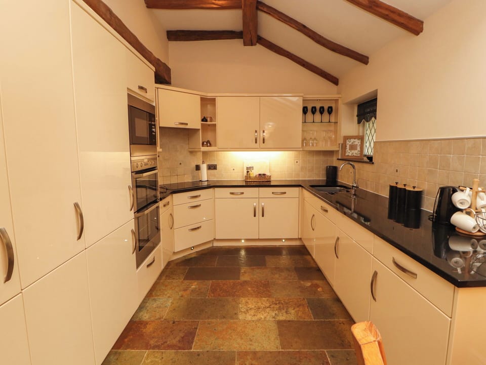 Cottage | Private kitchen | Fridge, dishwasher, cookware/dishes/utensils