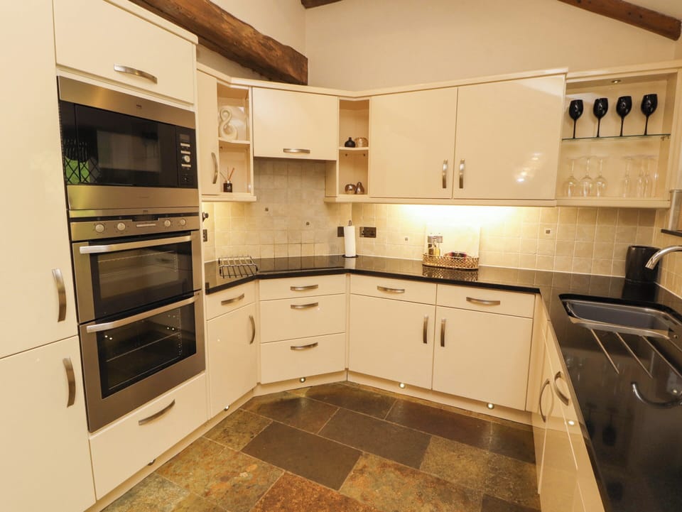 Cottage | Private kitchen | Fridge, dishwasher, cookware/dishes/utensils