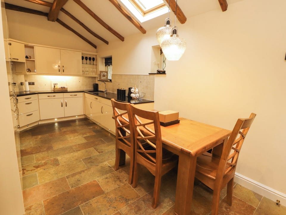 Cottage | Dining