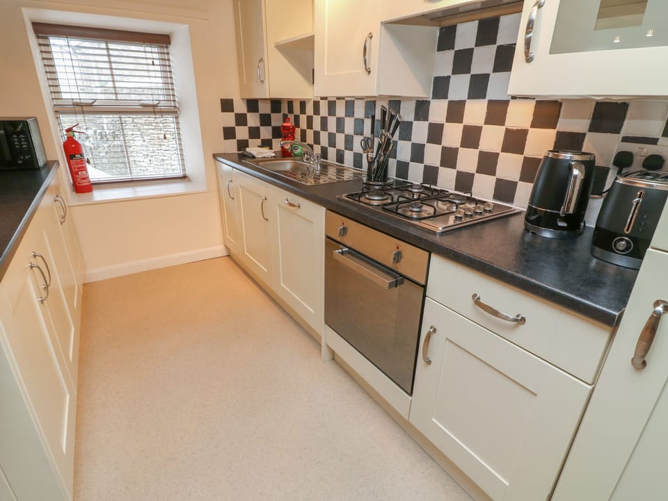 Cottage | Private kitchen | Fridge, microwave, dishwasher, cookware/dishes/utensils