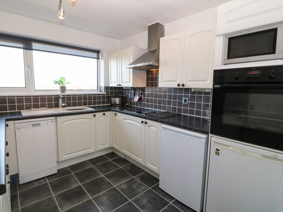 Cottage | Private kitchen | Fridge, dishwasher, electric kettle, toaster