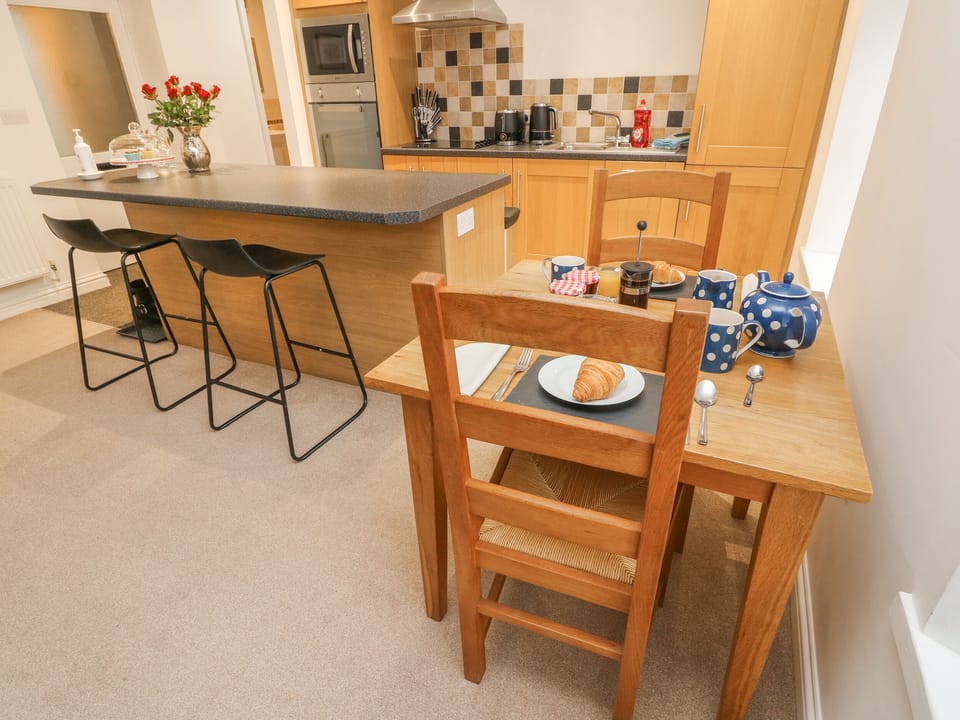 Fridge, microwave, dishwasher, cookware/dishes/utensils