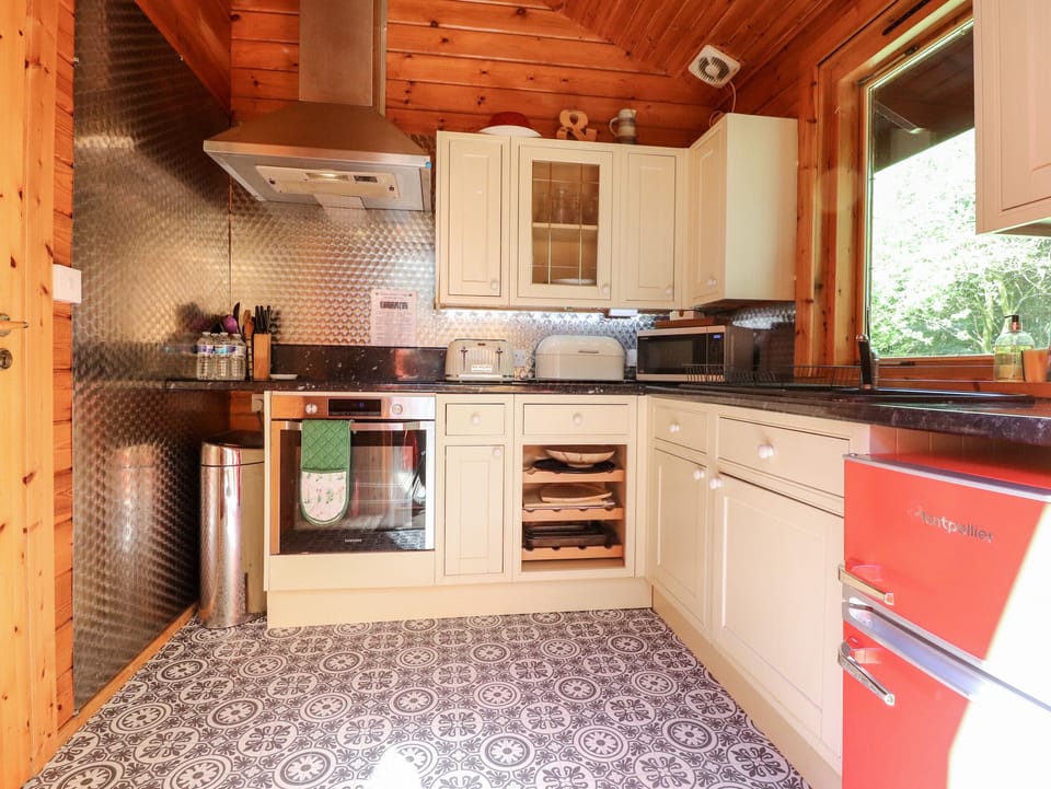 Cottage | Private kitchen | Fridge, electric kettle, toaster, cookware/dishes/utensils