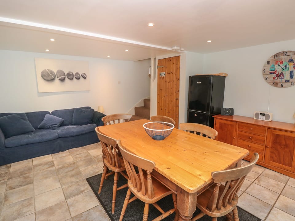 Cottage | Private kitchen | Fridge, electric kettle, toaster, cookware/dishes/utensils