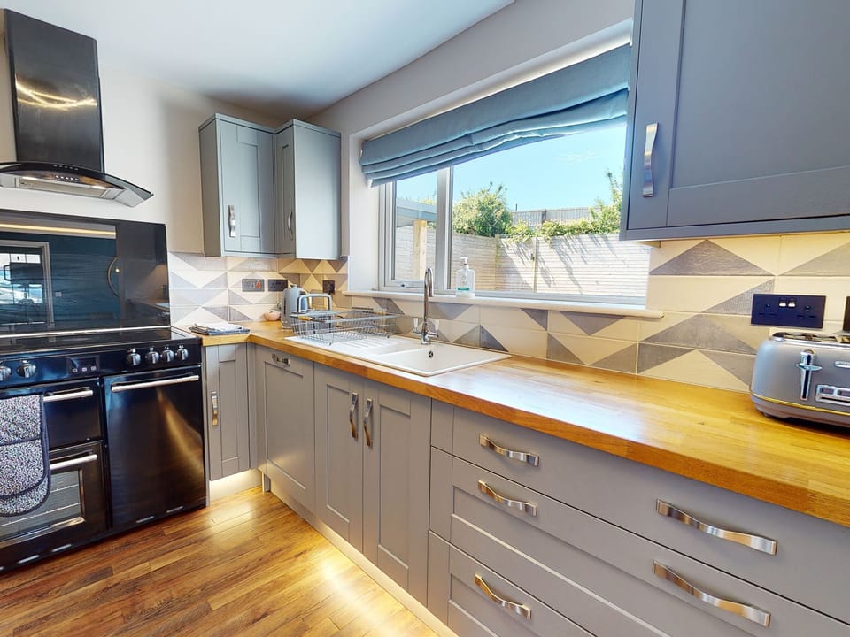 Cottage | Private kitchen | Fridge, microwave, dishwasher, electric kettle