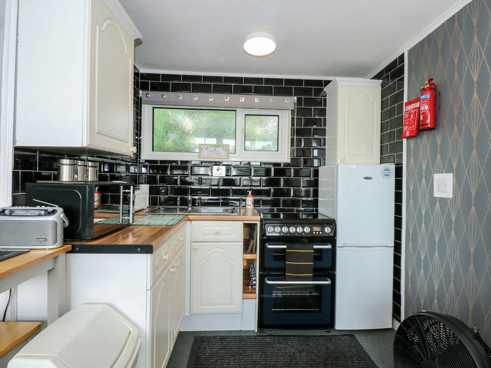 Cottage | Private kitchen | Fridge, microwave, electric kettle, toaster