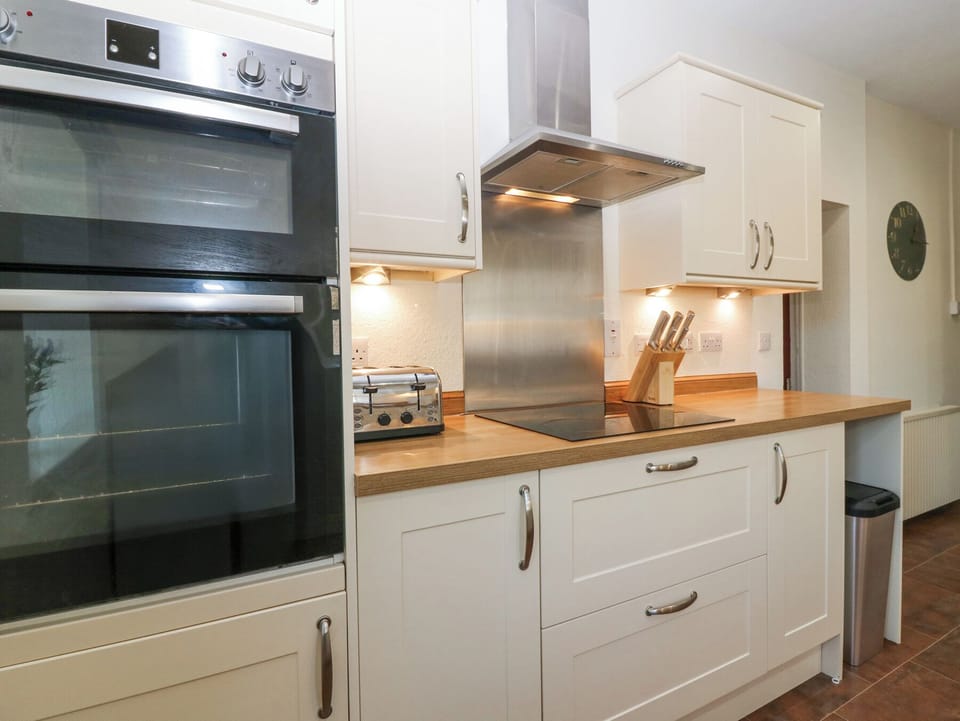 Cottage | Private kitchen | Fridge, microwave, dishwasher, electric kettle