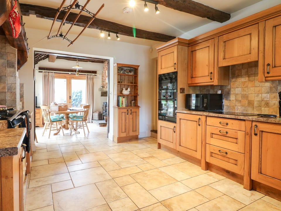 Cottage | Private kitchen | Fridge, microwave, dishwasher, electric kettle