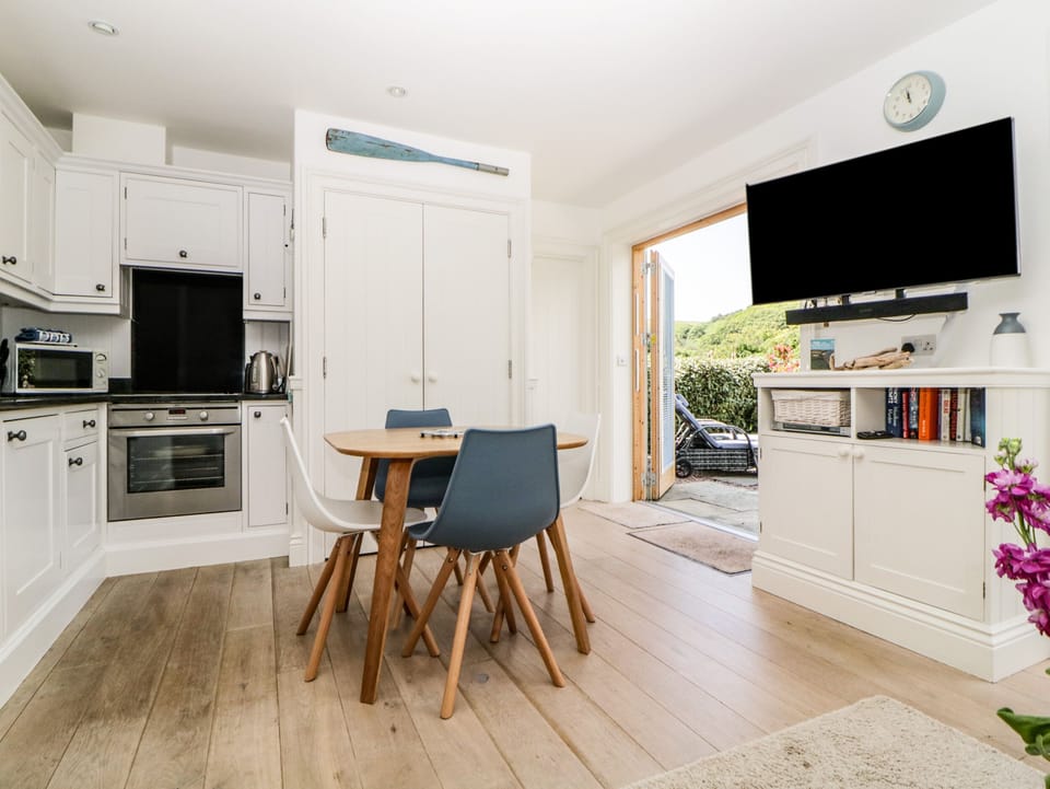Cottage | Private kitchen | Fridge, microwave, dishwasher, electric kettle