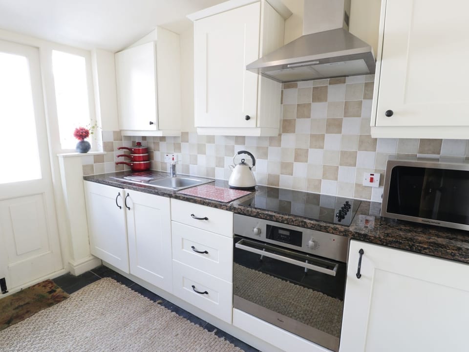 Cottage | Private kitchen | Fridge, electric kettle, toaster, cookware/dishes/utensils