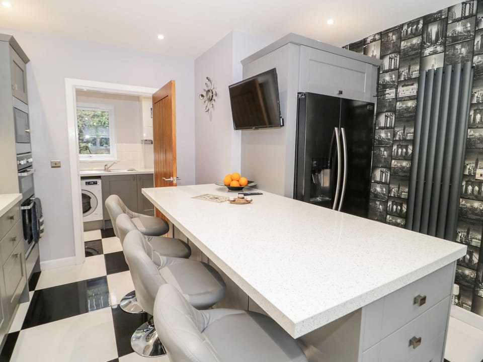 Cottage | Private kitchen | Fridge, microwave, dishwasher, cookware/dishes/utensils