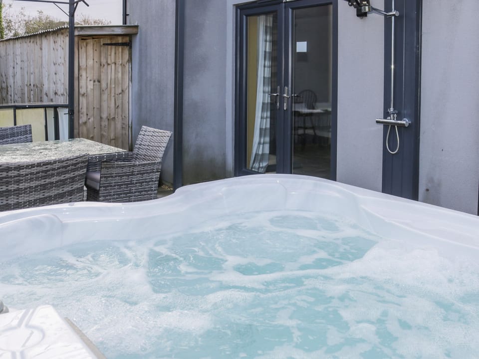 Cottage | Outdoor spa tub