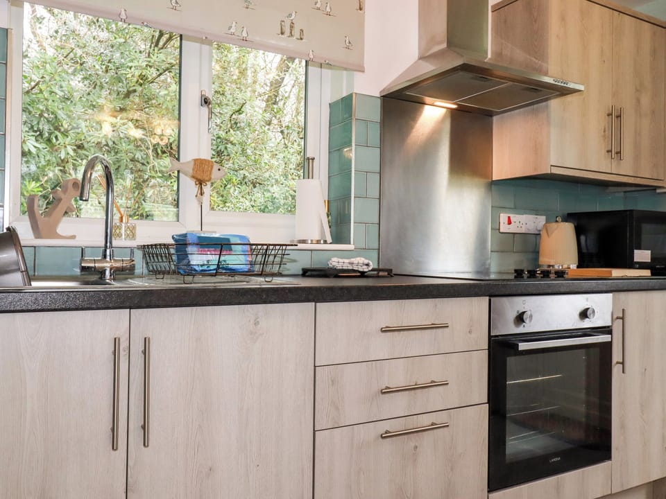 Cottage | Private kitchen | Fridge, microwave, electric kettle, toaster