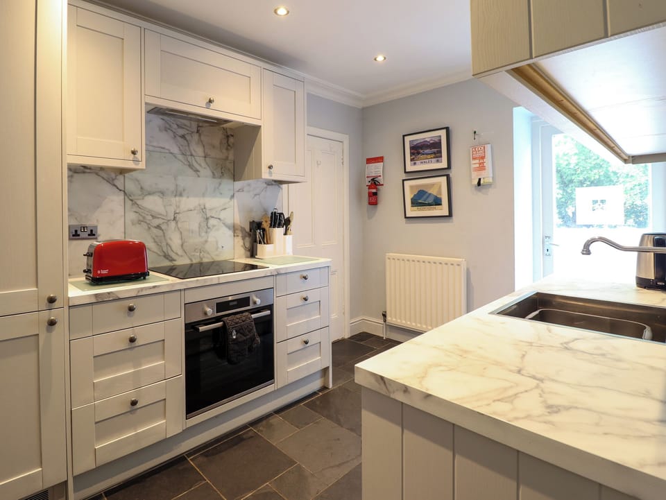Cottage | Private kitchen | Fridge, microwave, dishwasher, electric kettle