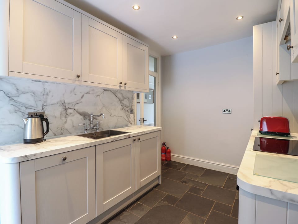 Cottage | Private kitchen | Fridge, microwave, dishwasher, electric kettle