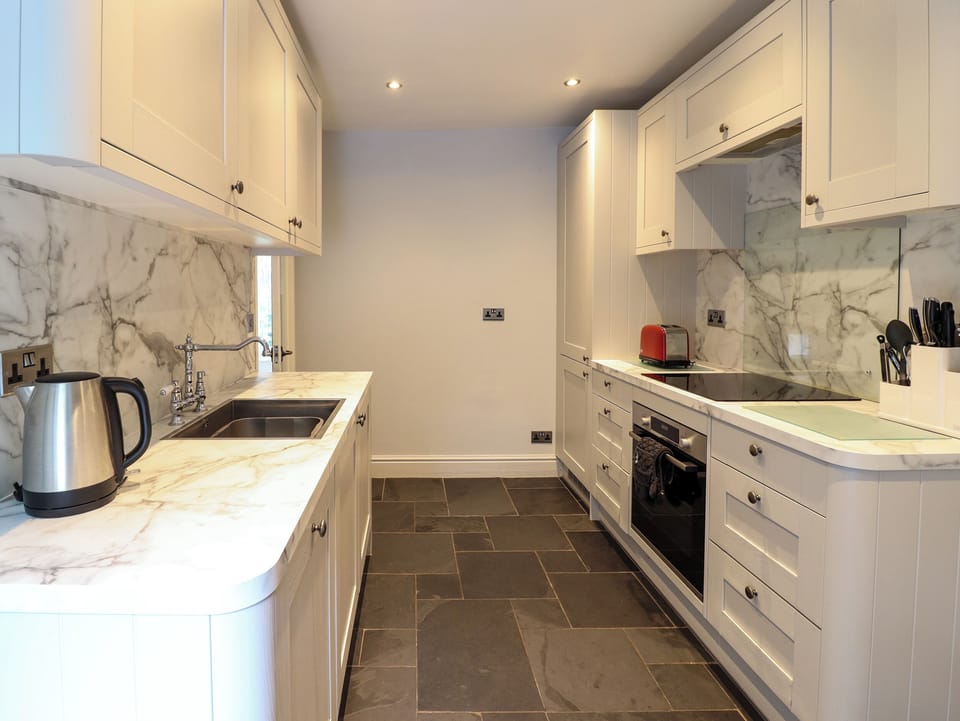 Cottage | Private kitchen | Fridge, microwave, dishwasher, electric kettle