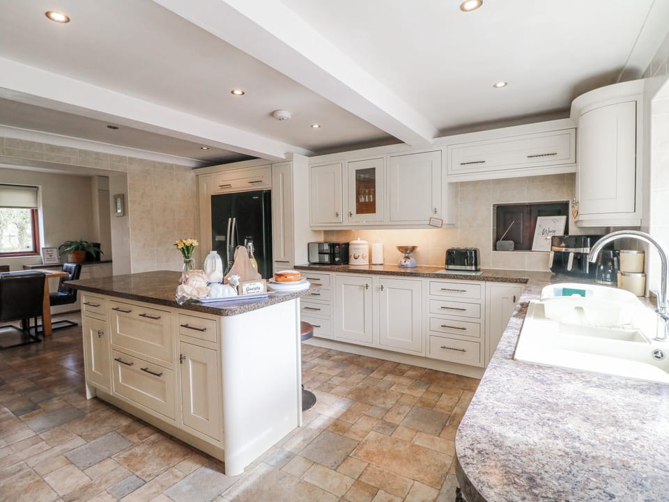 Cottage | Private kitchen | Fridge, dishwasher, electric kettle, toaster