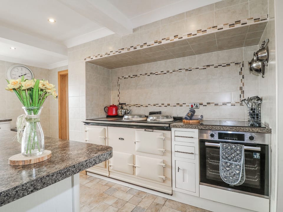 Cottage | Private kitchen | Fridge, dishwasher, electric kettle, toaster
