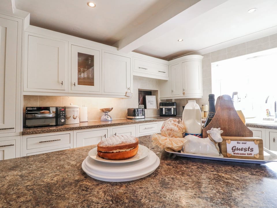 Cottage | Private kitchen | Fridge, microwave, dishwasher, electric kettle