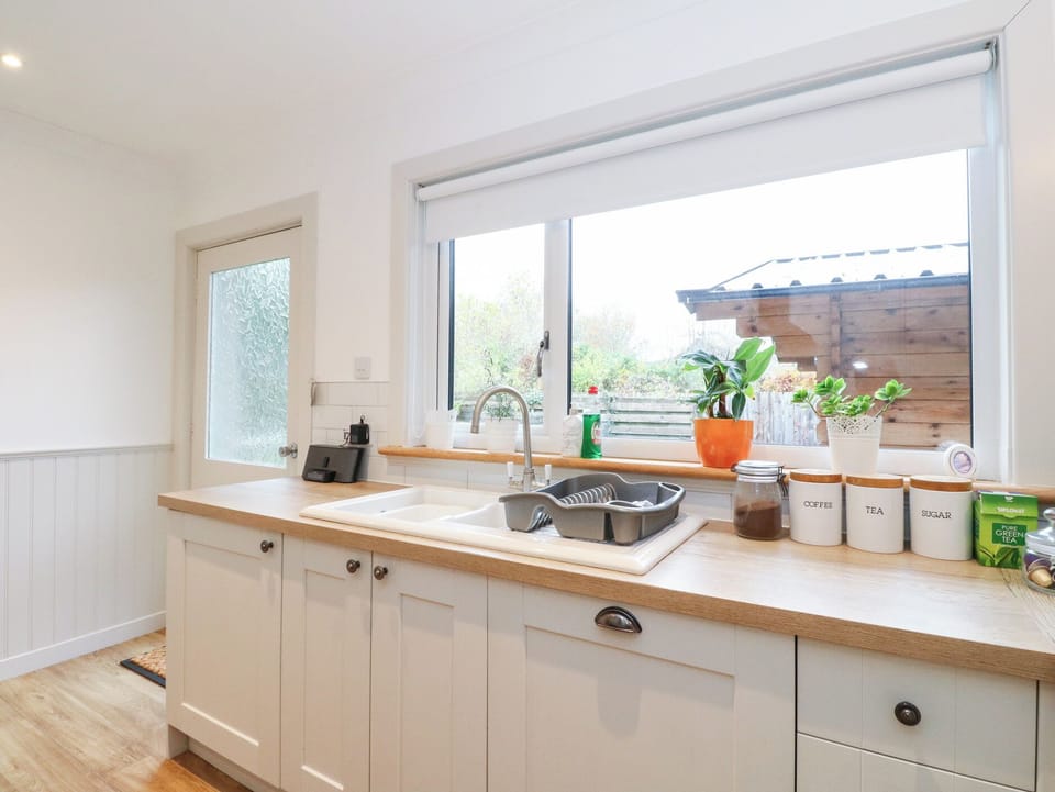 Cottage | Private kitchen | Fridge, dishwasher, electric kettle, toaster