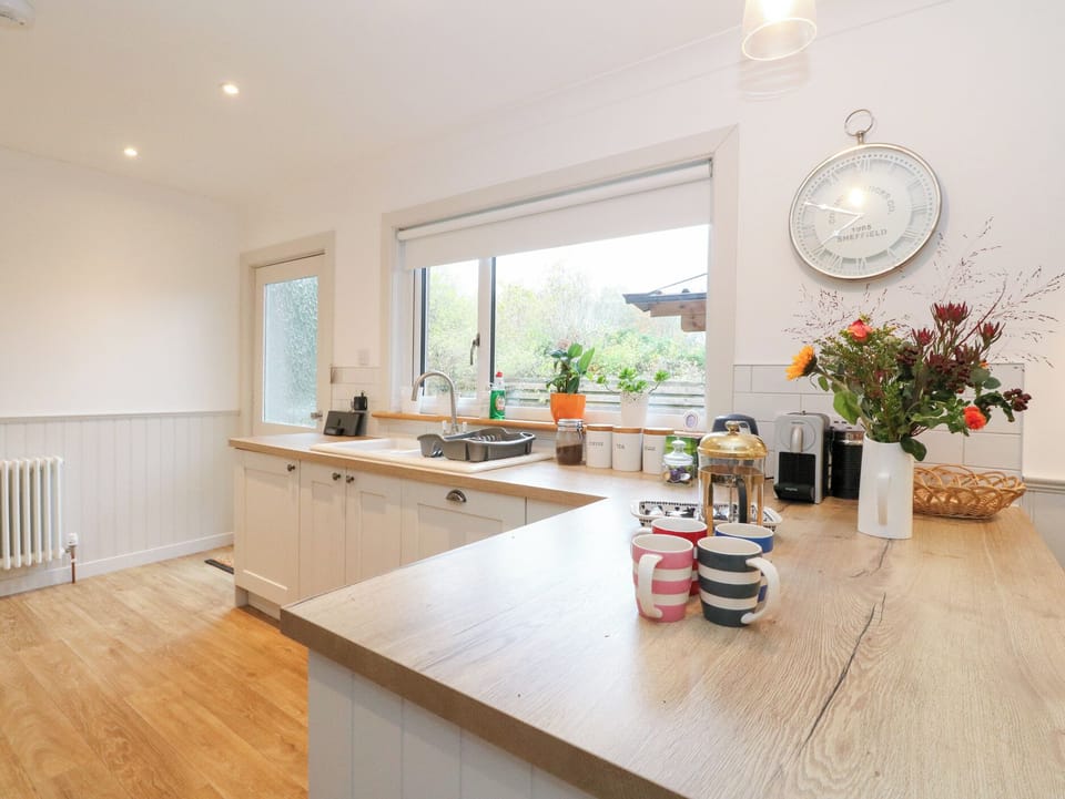 Cottage | Private kitchen | Fridge, dishwasher, electric kettle, toaster
