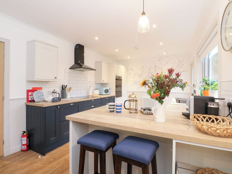 Cottage | Private kitchen | Fridge, dishwasher, electric kettle, toaster