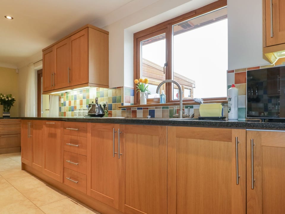 Cottage | Private kitchen | Fridge, microwave, dishwasher, electric kettle