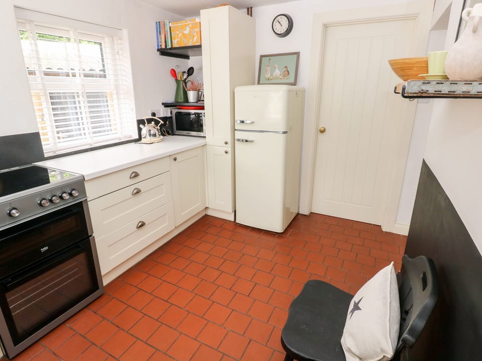 Cottage | Private kitchen | Fridge, dishwasher, electric kettle, toaster