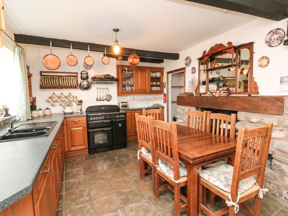 Cottage | Private kitchen | Fridge, microwave, dishwasher, electric kettle