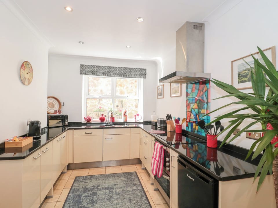 Cottage | Private kitchen | Fridge, microwave, dishwasher, electric kettle