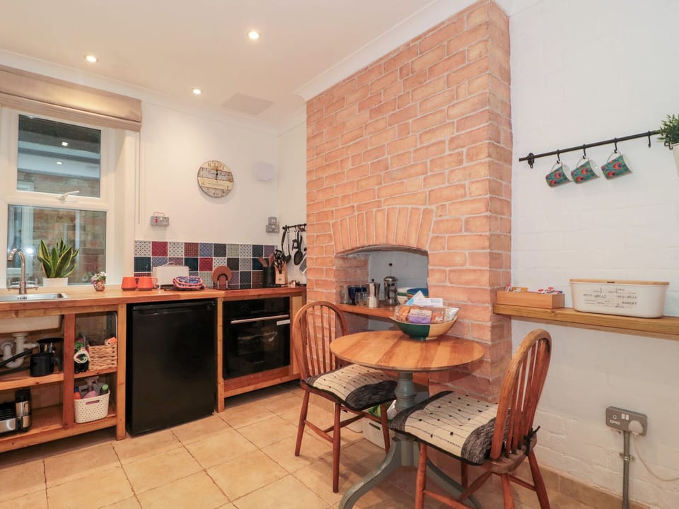 Cottage | Private kitchen | Fridge, electric kettle, toaster, cookware/dishes/utensils