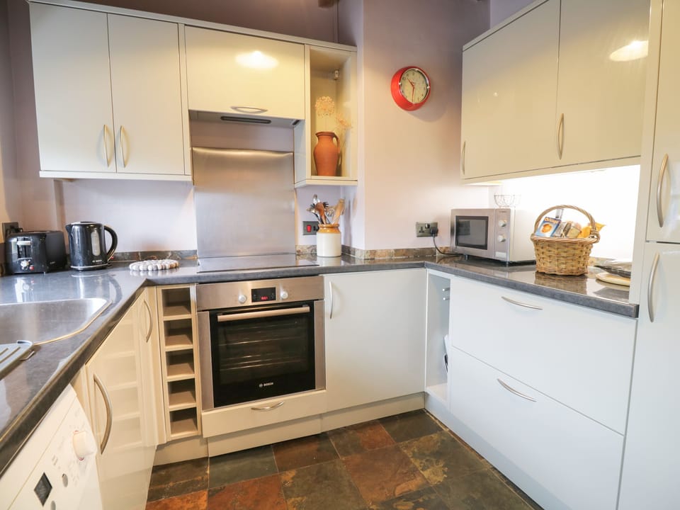 Cottage | Private kitchen | Fridge, microwave, electric kettle, toaster