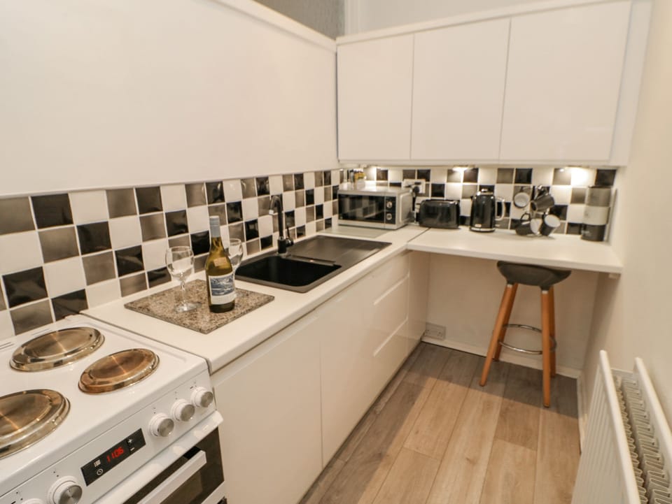 Cottage | Private kitchen | Fridge, electric kettle, toaster, cookware/dishes/utensils